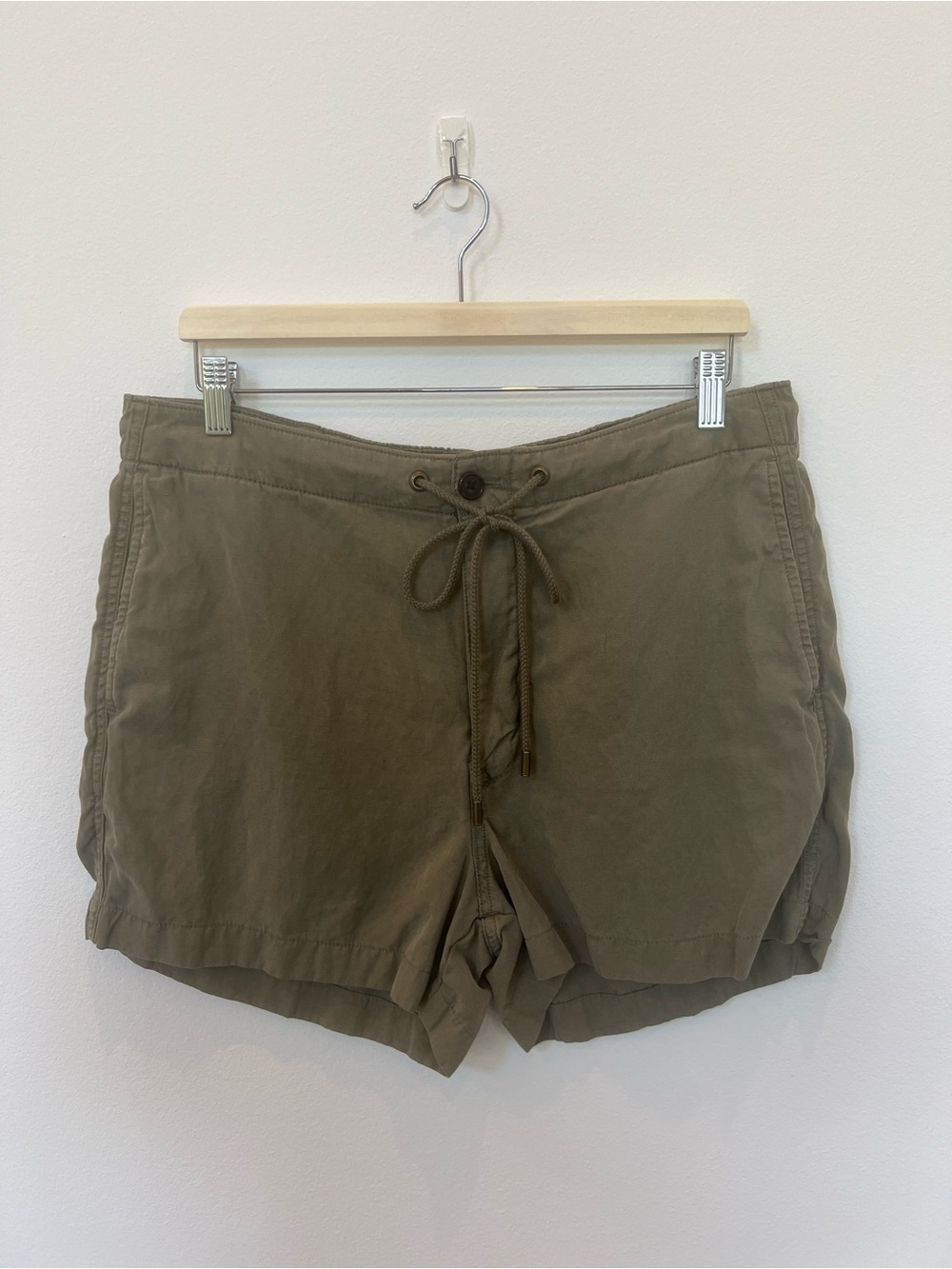 Banana Republic Men’s Medium Olive Green Drawstring Safari Short w/ Elastic Back